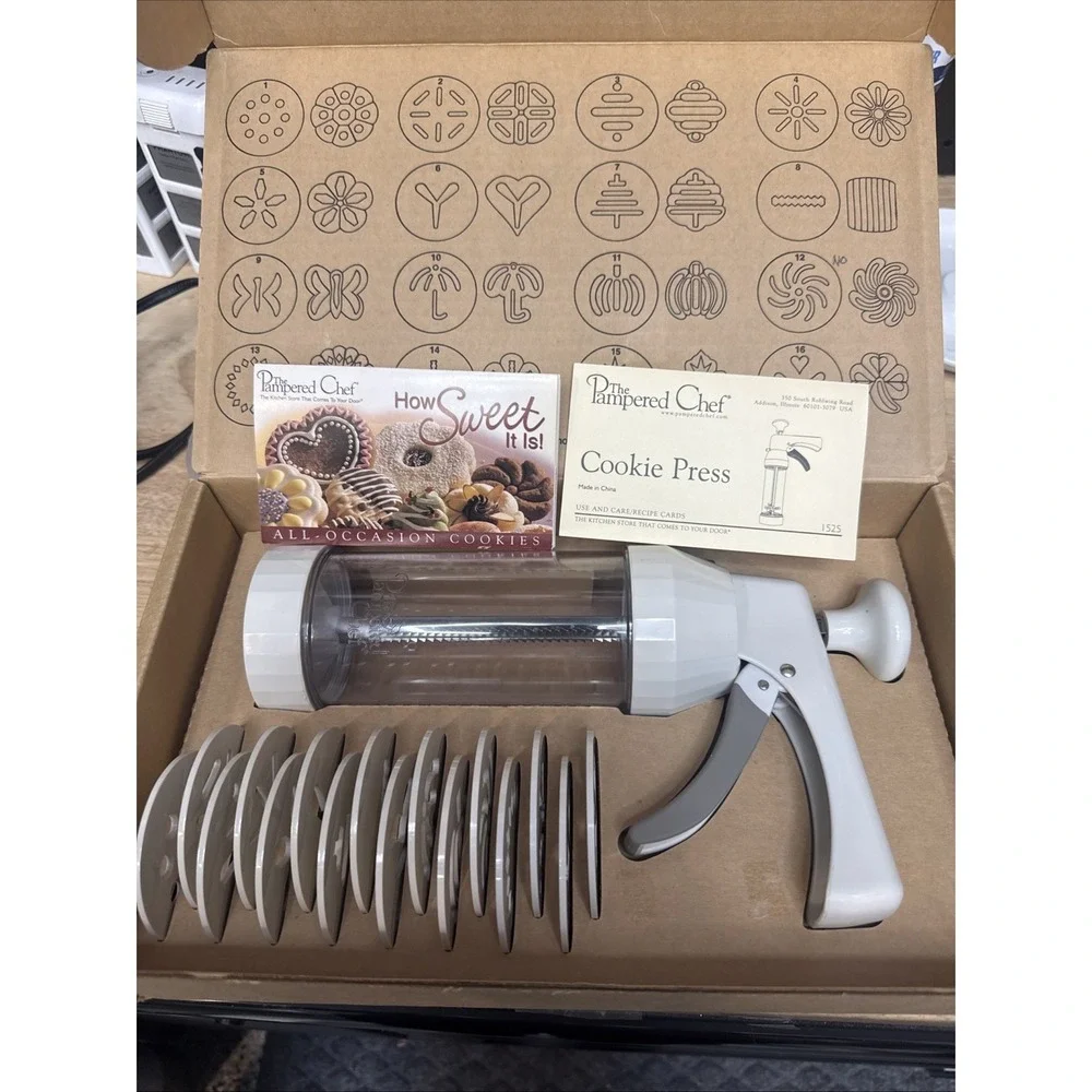 The Pampered Chef 1525 Cookie Press‎ with 16 Discs - White Excellent